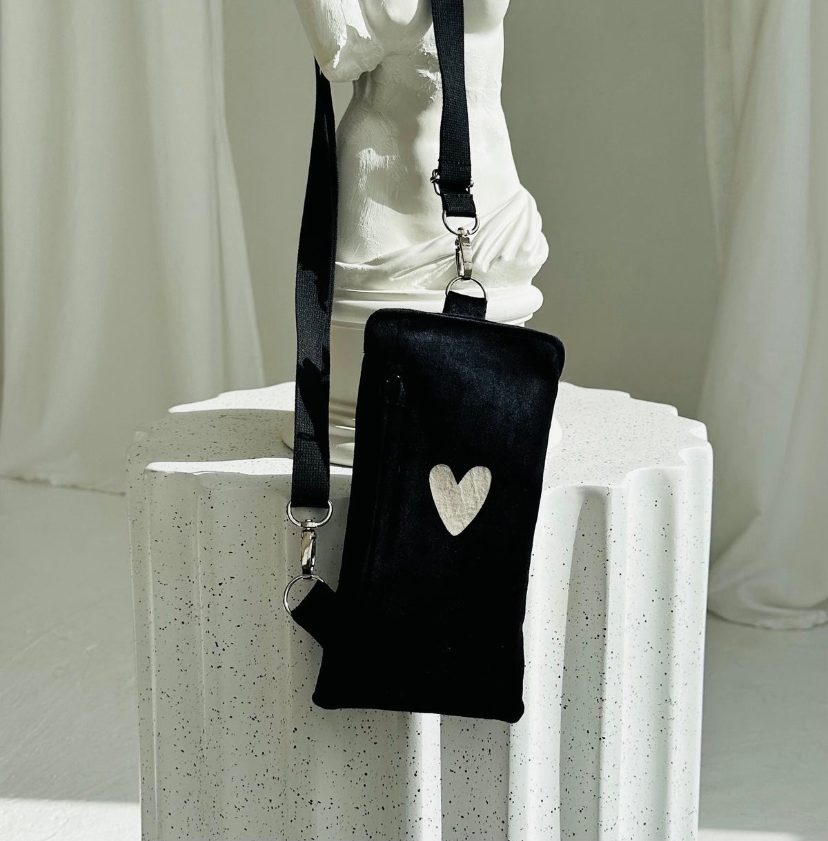 Phone Bag Heart - Black