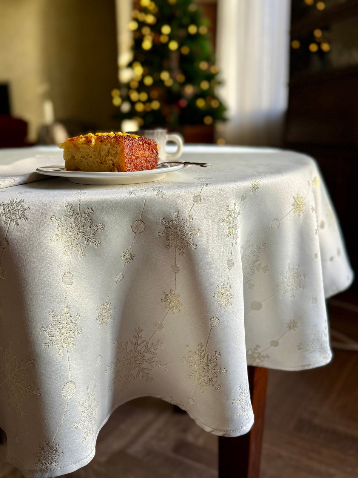 Round Tablecloth - Golden Snowfall